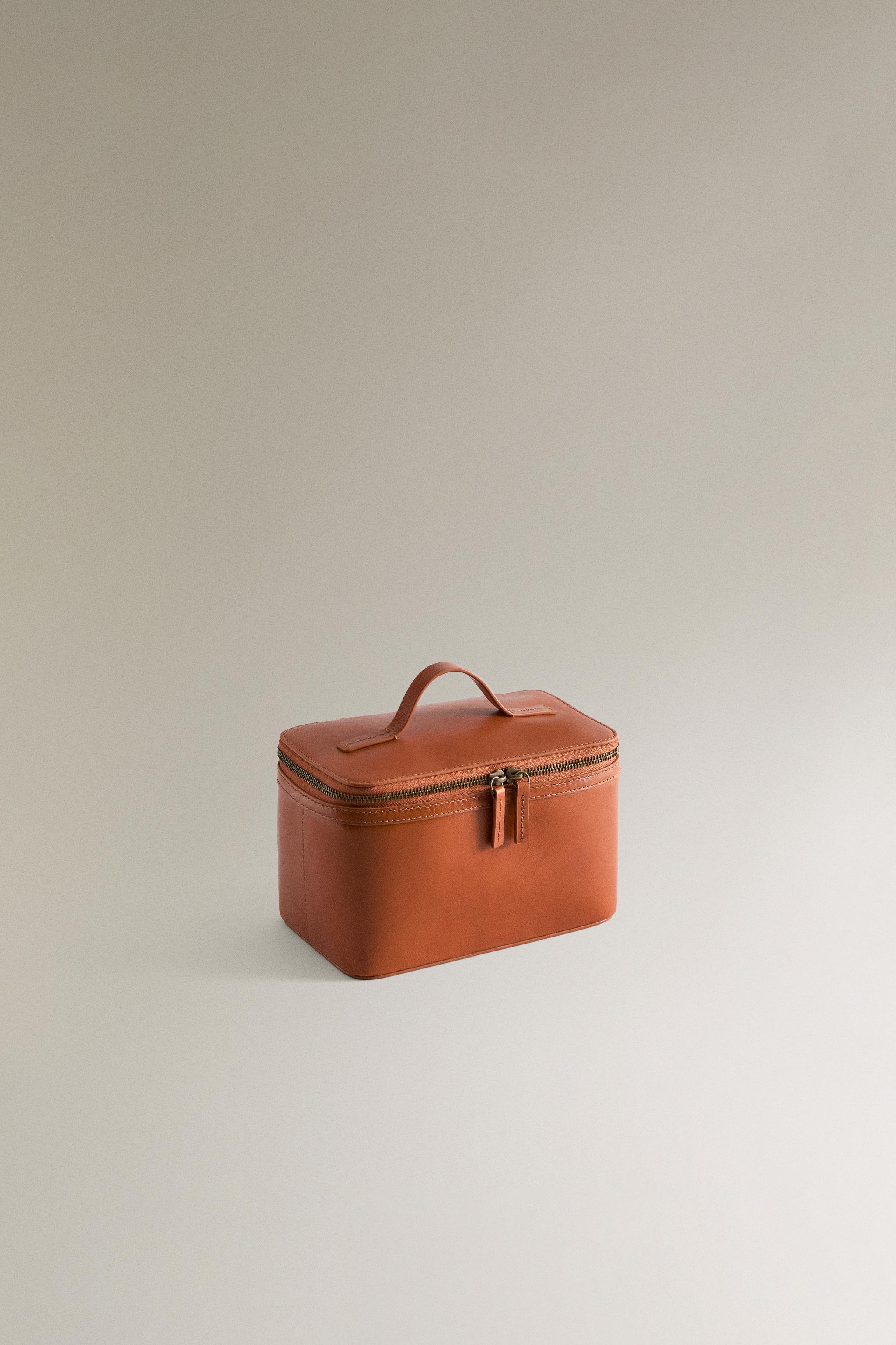 SMALL LEATHER TOILETRY BAG